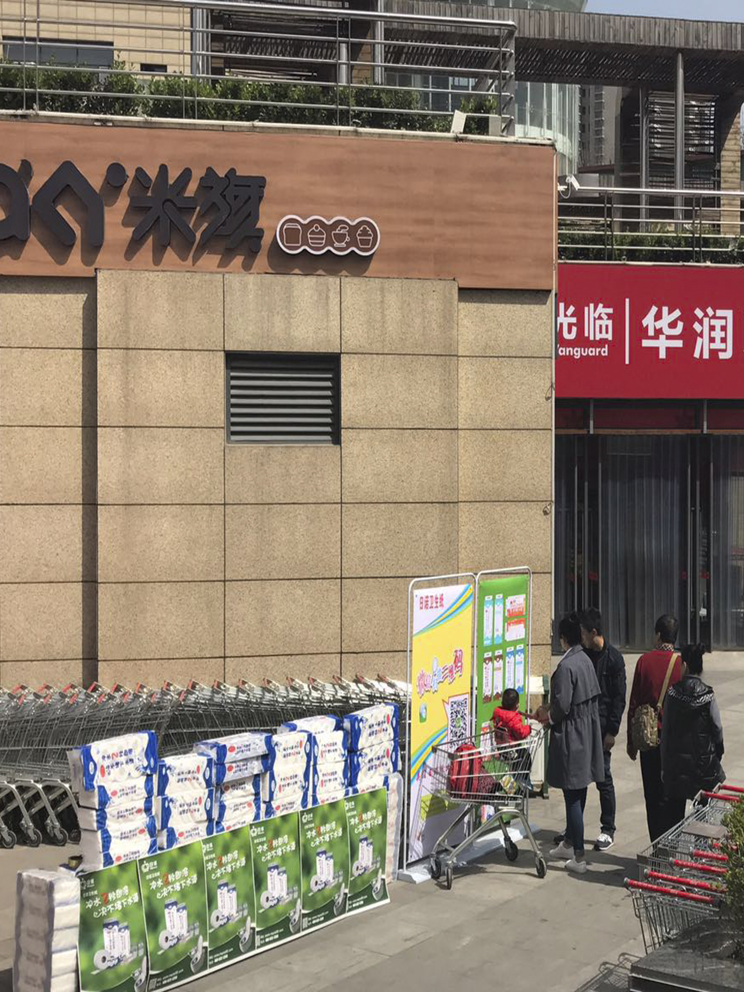 日諾衛(wèi)生紙經(jīng)銷商,在超市門口現(xiàn)場(chǎng)宣傳,吸引了眾人圍觀和下單 日諾衛(wèi)生紙經(jīng)銷商,在超市門口現(xiàn)場(chǎng)宣傳,吸引了眾人圍觀和下單